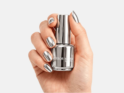Skinnende metallisk neglelak med spejleffekt
