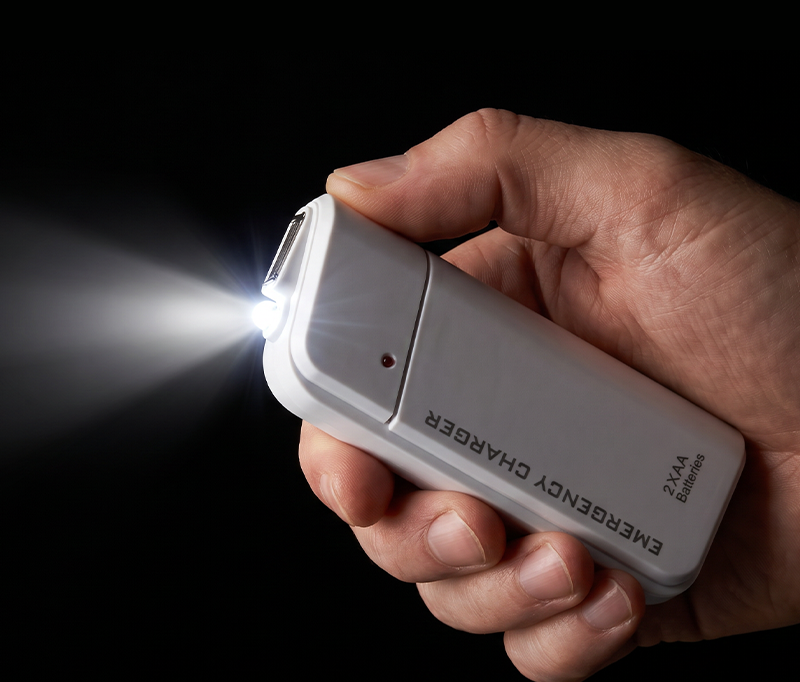 AA-batteri powerbank med LED-lommelygte – ekstra strøm til din telefon i nødsituationer